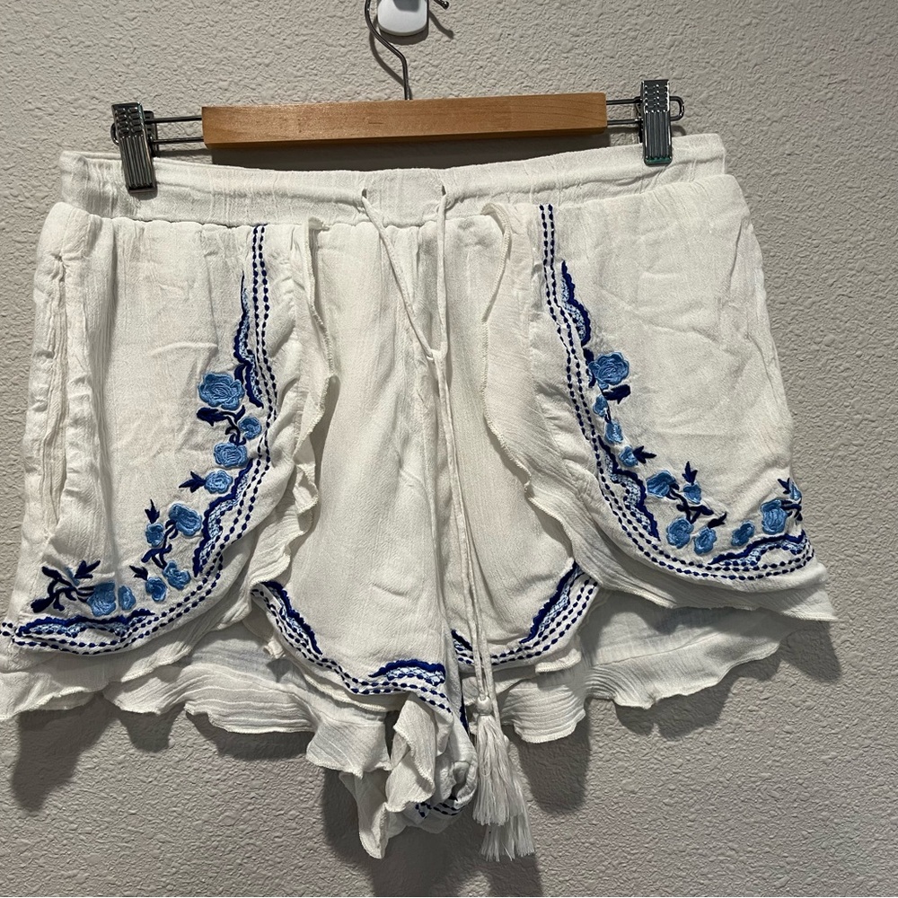 Lover’s white shorts with blue embroidery detail. Large